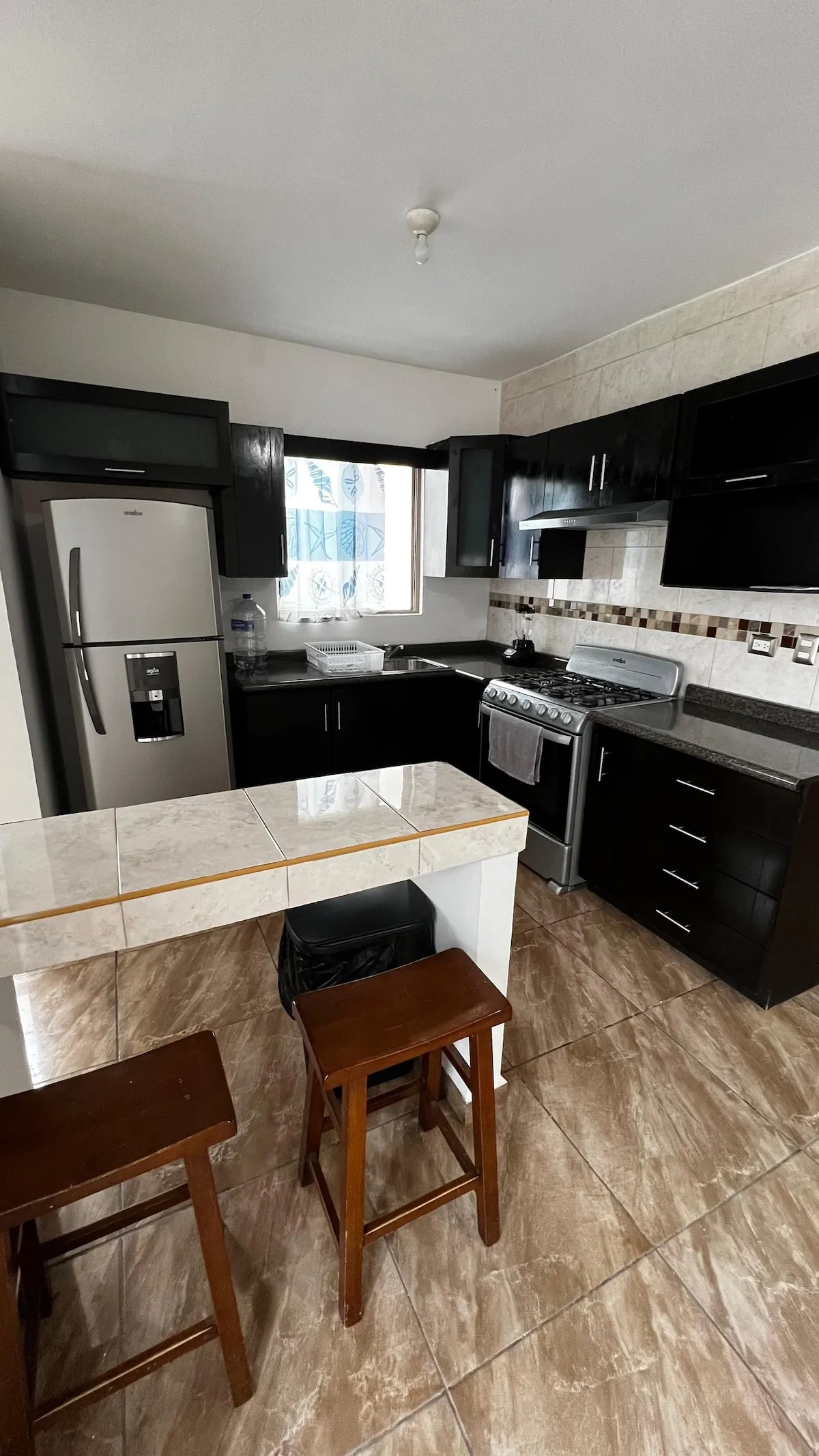 Cocina equipada con barra
