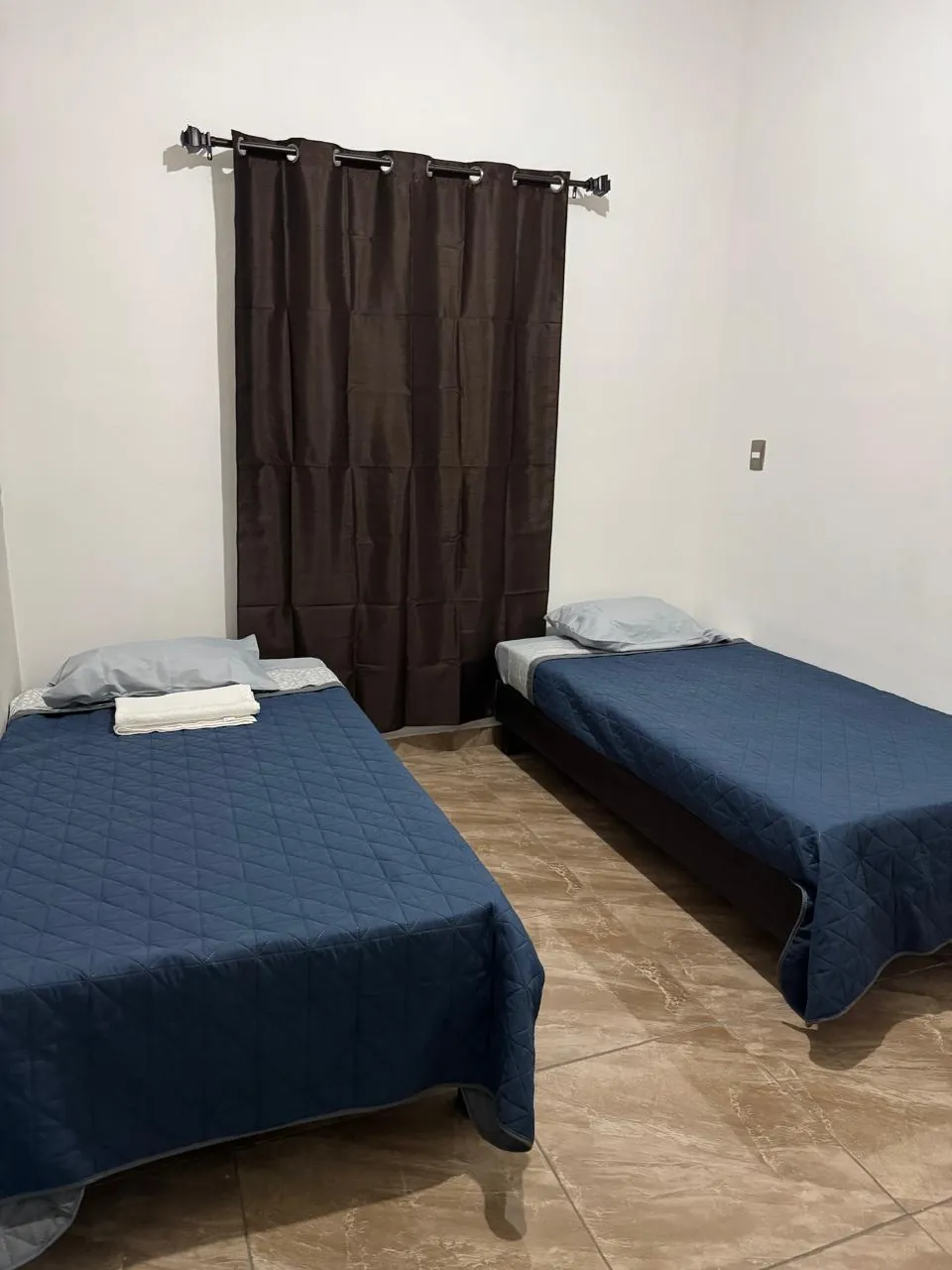 Recámara con dos camas individuales