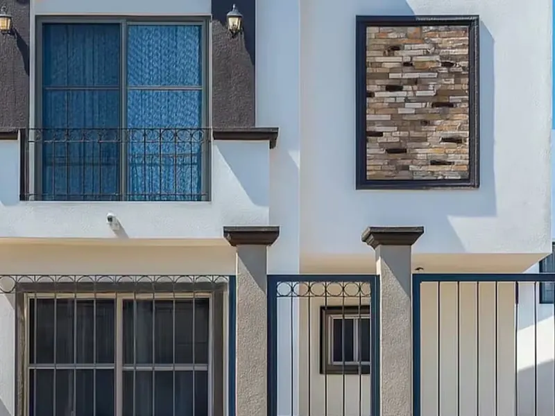 Fachada con cochera propia, casa con cochera junto al periférico en Saltillo