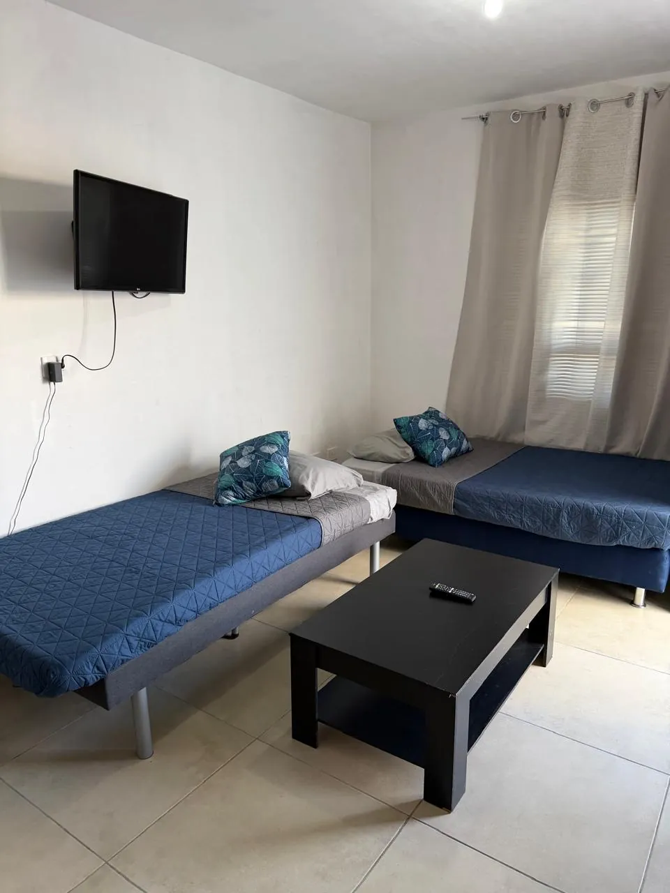 Sala con sofás y TV
