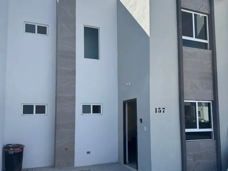 Fachada de la casa, casa frente a parque, seguridad 24 h en Saltillo