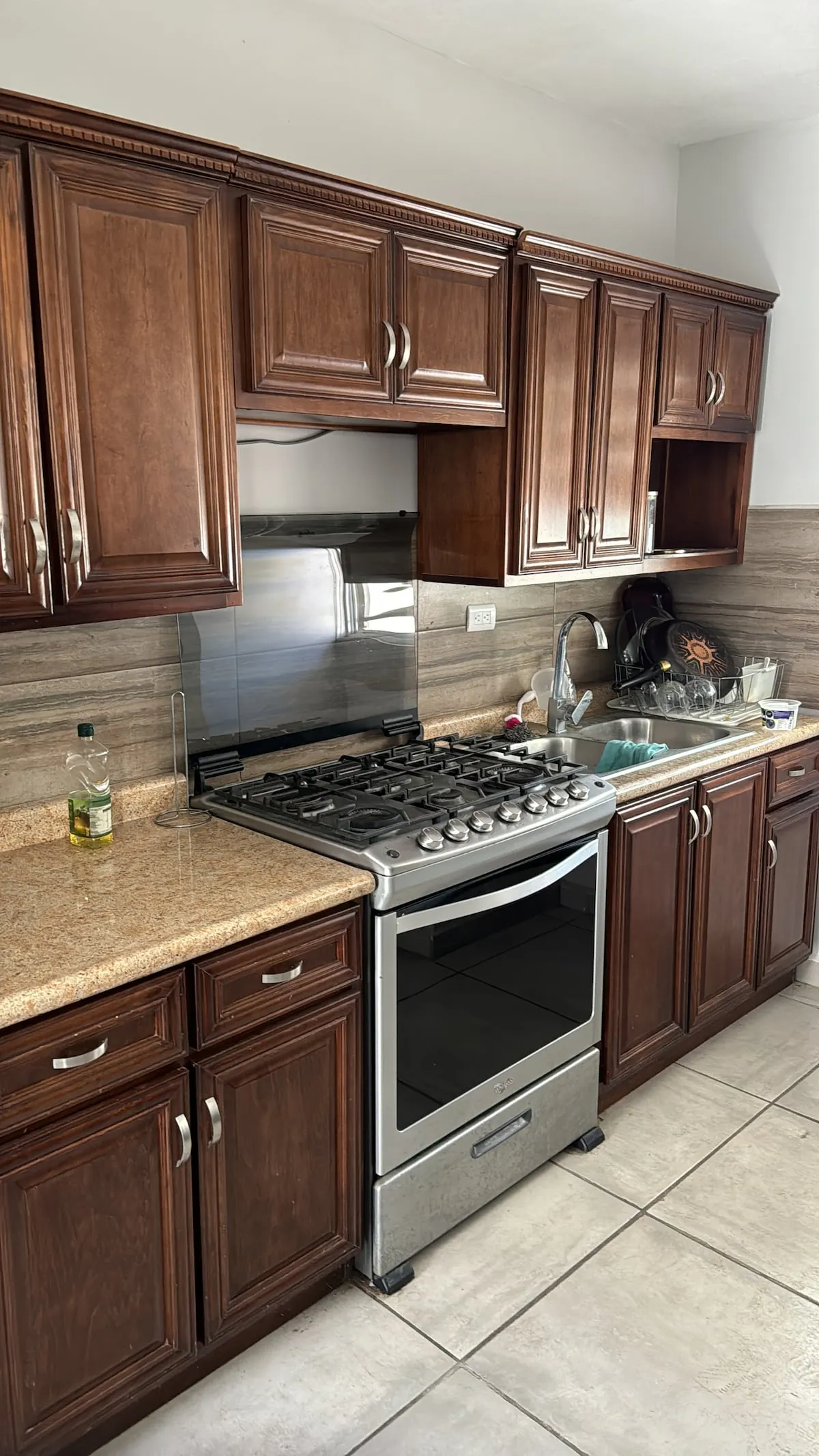 Cocina con estufa y refrigerador