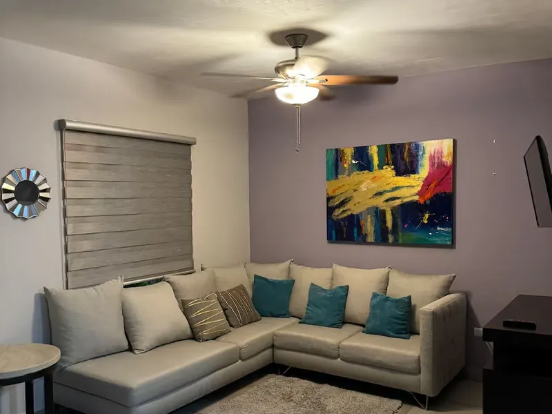 Sala con sillón esquinero, casa con aire acondicionado en Arteaga
