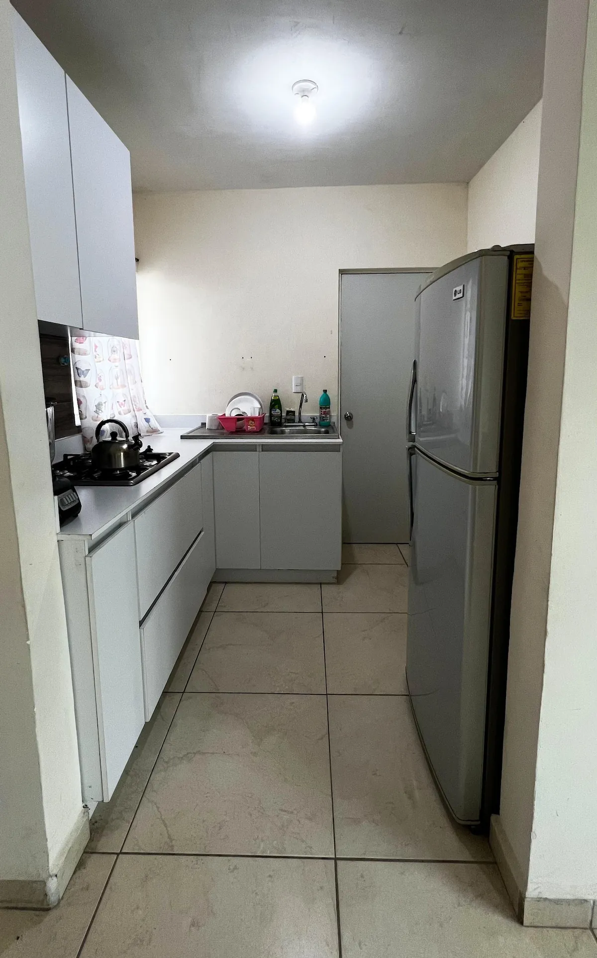 Cocina con refrigerador