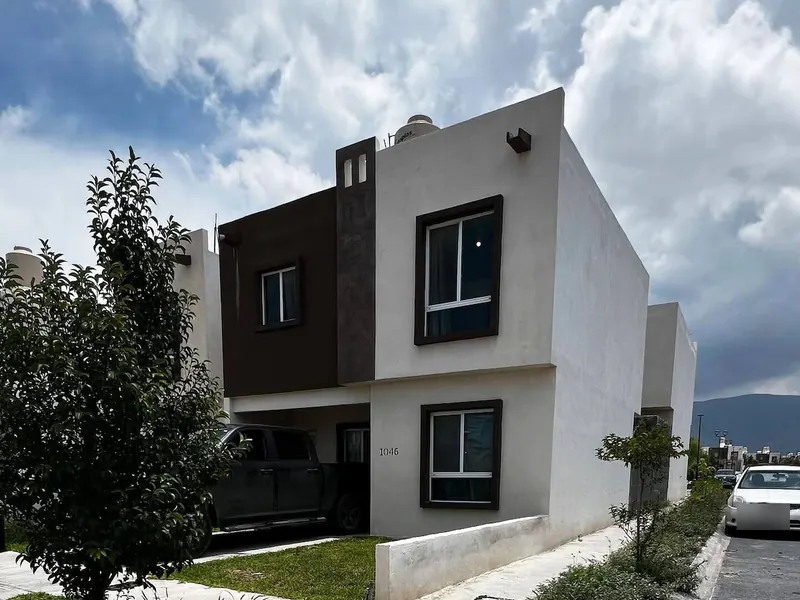 Fachada de la casa, casa junto al libramiento en Arteaga