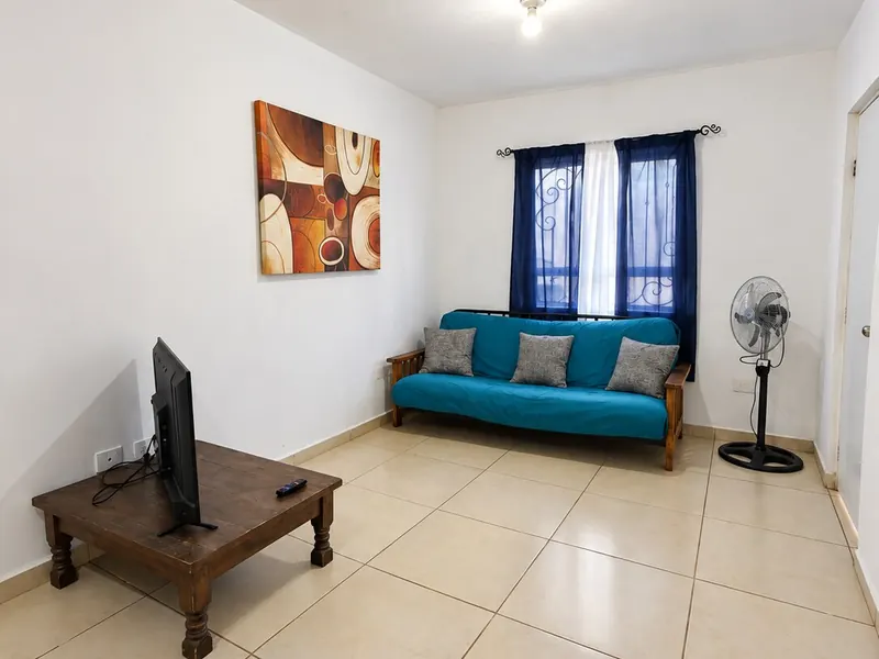 Sala con TV, casa de 4 recámaras y 3.5 baños en Saltillo