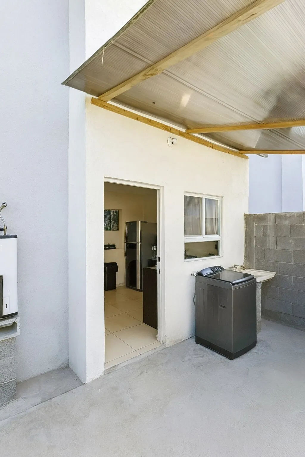 Patio techado con lavadora