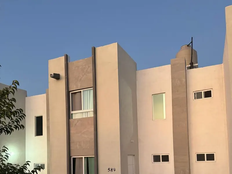 Fachada de la casa, casa en colonia privada frente a parque en Saltillo