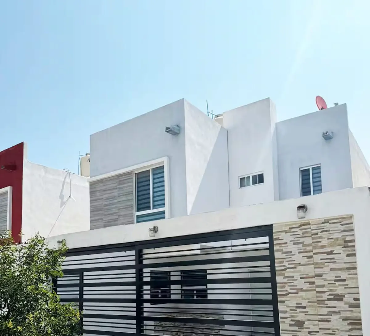 Fachada con portón