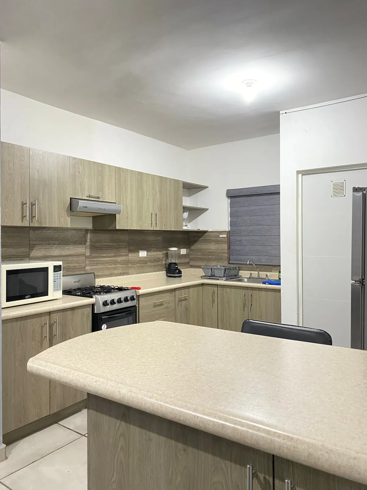 Cocina equipada con barra