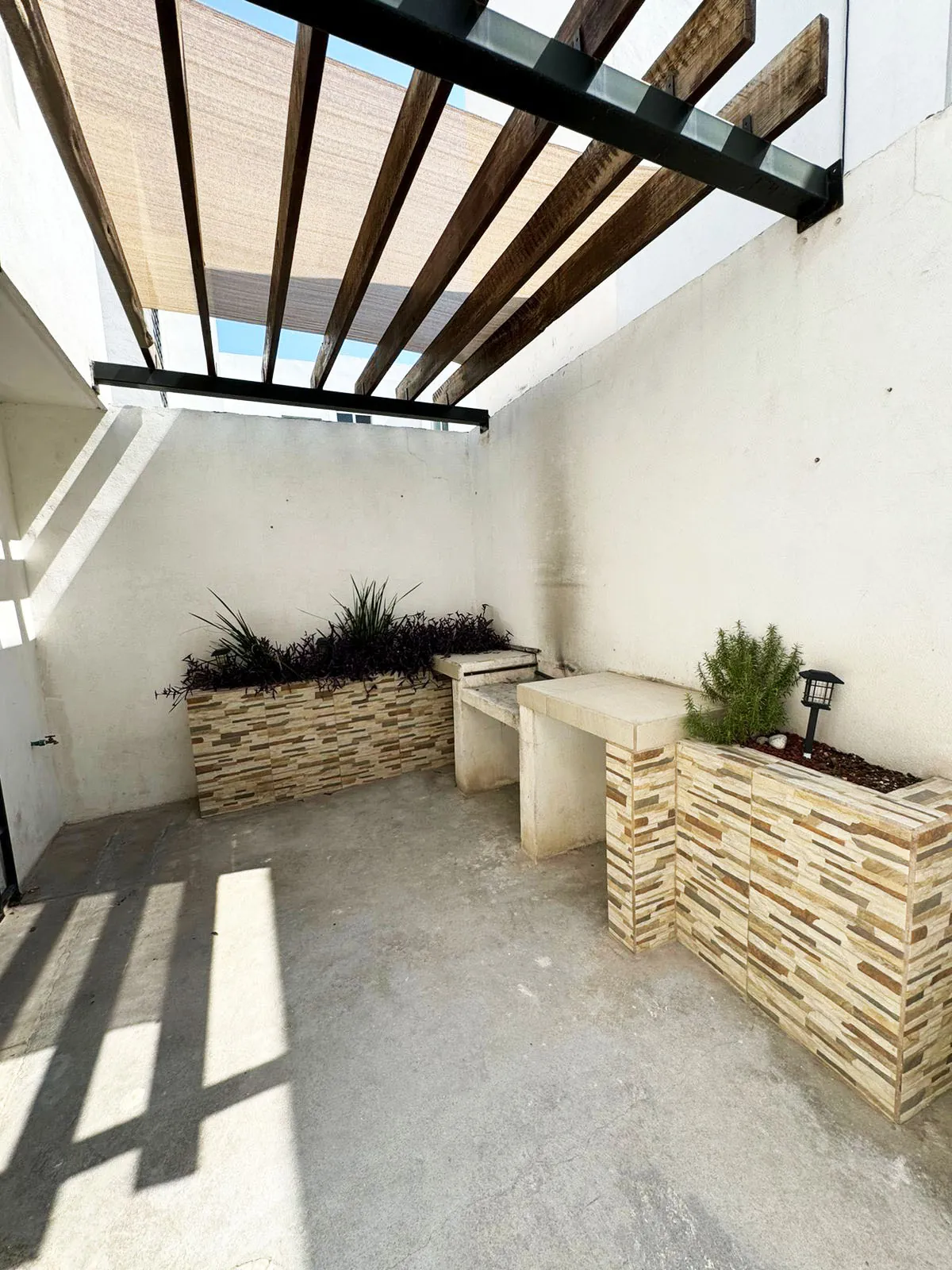 Patio con jardineras