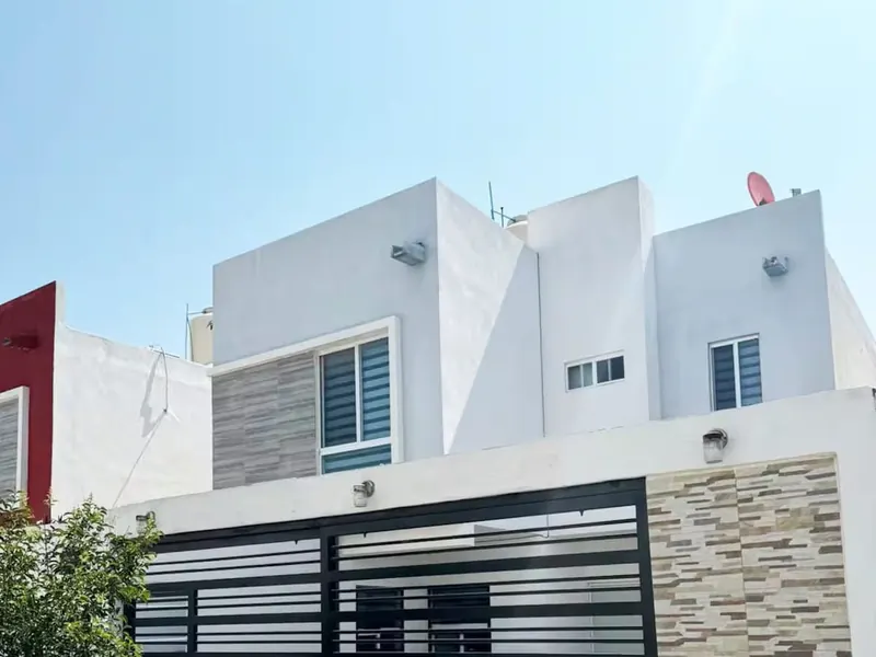 Fachada con portón, casa con portón y patio en Arteaga