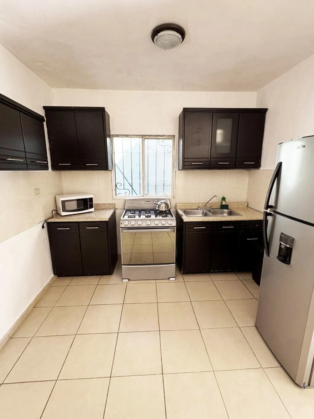 Cocina equipada con refrigerador y estufa