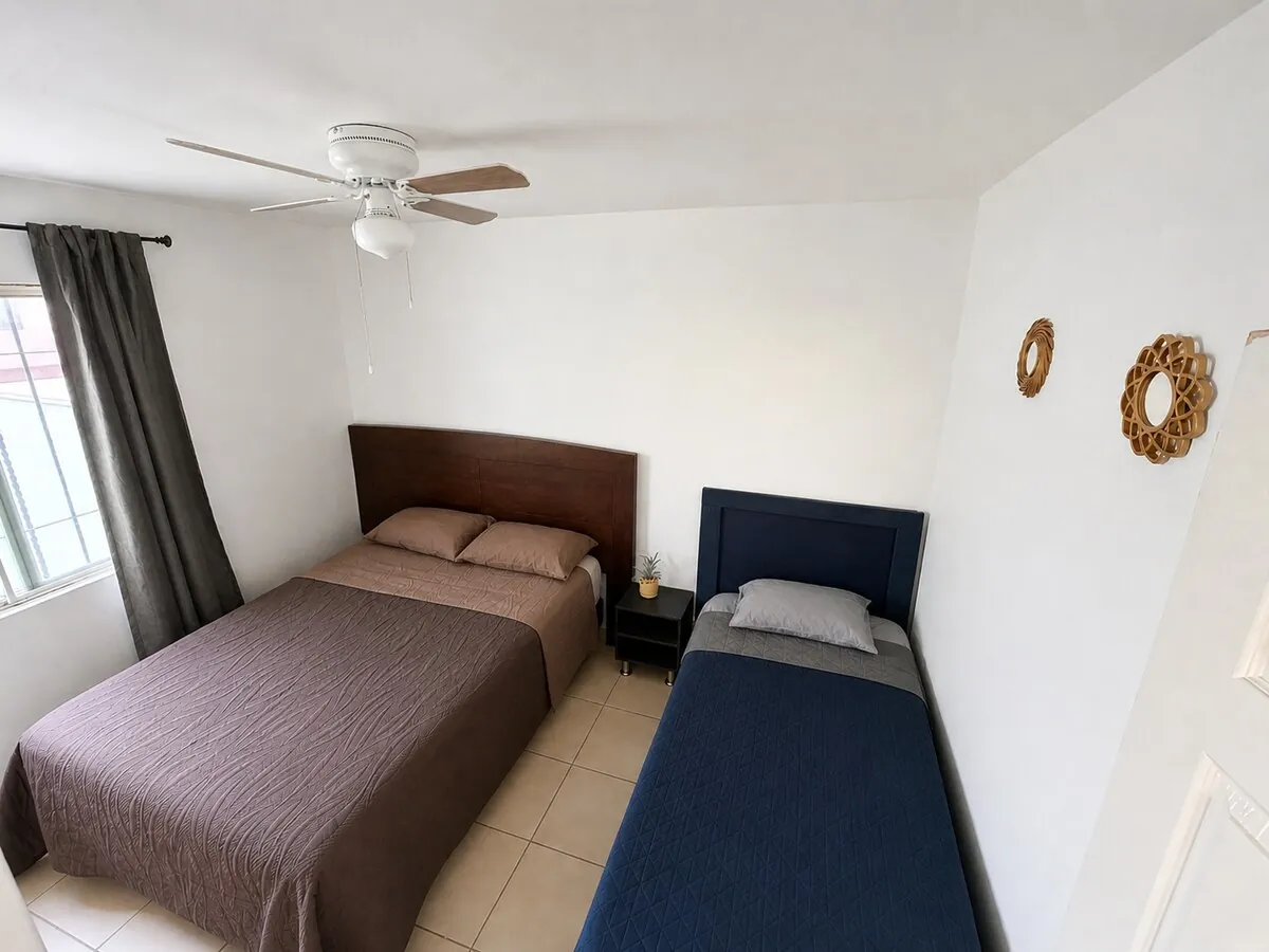 Recámara con cama matrimonial y cama individual