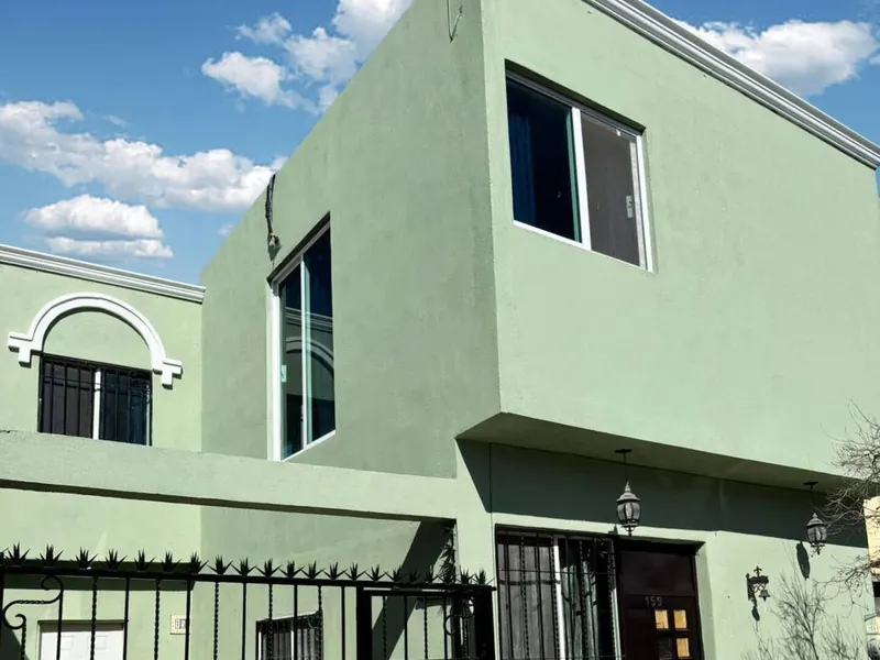 Fachada con cochera para 2 autos, casa amplia para equipos grandes en Saltillo